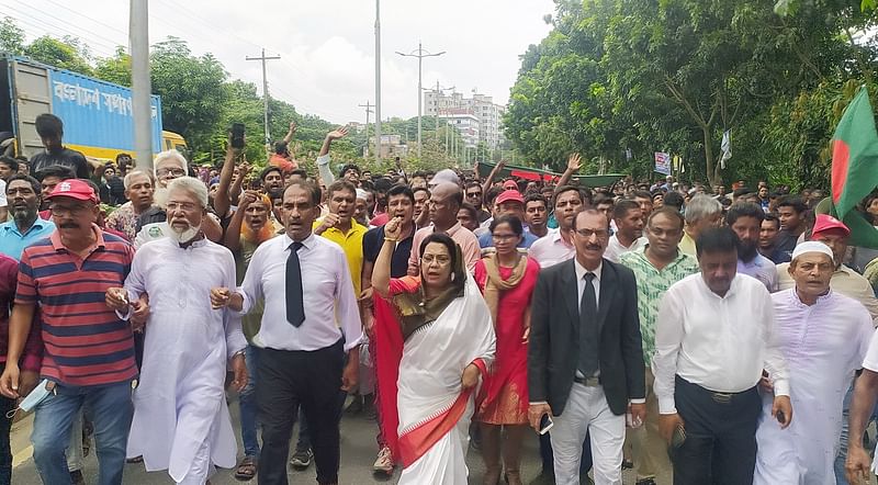 মানিকগঞ্জে আনন্দ শোভাযাত্রা করেন জেলা বিএনপির নেতা-কর্মীরা। মঙ্গলবার দুপুরে জেলা শহরে